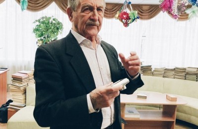 Один из пенсионеров, кому подарили фотоаппарат в рамках акции