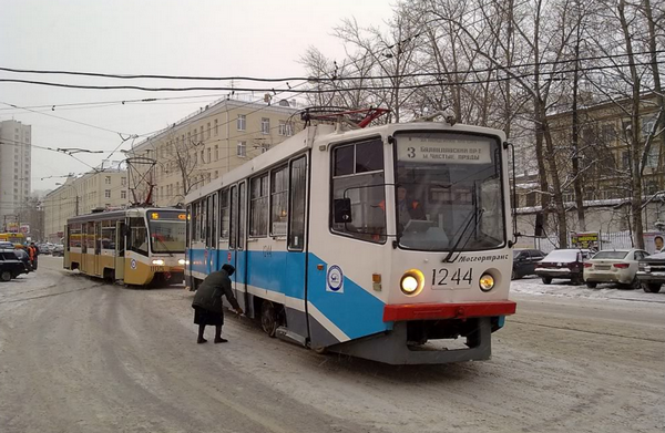 В первом трамвае было в 3 раза. Трамвай Симферопольский бульвар. Трамвай 3 Москва. Трамвай Чертаново чистые пруды. Трамвай 3 маршрут Москва.