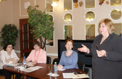 Депутат Галина Зайковская (крайняя справа) вручила благодарственные письма