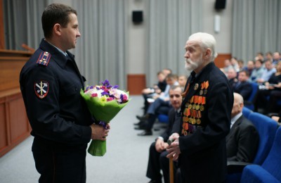 Личный состав УВД по ЮАО поздравил ветерана Великой Отечественной с 91-летием