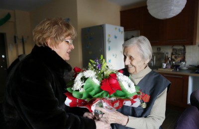 Флора Тюрина (слева) лично поздравила ветерана