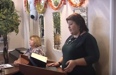 Ольга Мельникова ( на переднем плане) рассказала жителям об итогах работы в 2015 году
