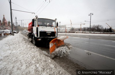 Расстоянию от Москвы до Сургута равна колонна самосвалов со снегом с улиц столицы