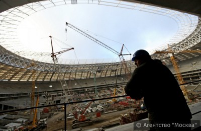 Монтаж сборно-железобетонных конструкций настила трибун завершили на стадионе «Лужники»