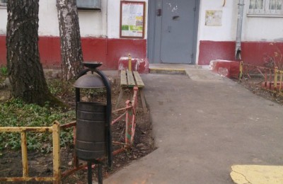 По просьбе жителей в одном из дворов Донского района установили урны