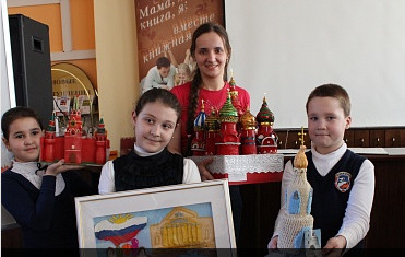 Татьяна Клим со своим макетом во втором ряду (справа)