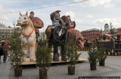 Скульптурная группа «Три богатыря» на площади Революции
