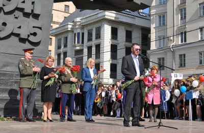 На Автозаводской площади у памятника ополченцам Пролетарского района прошёл митинг ко Дню Победы