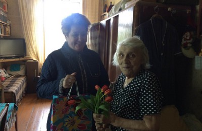 Татьяна Кабанова (слева) вручила ветеранам цветы и подарки