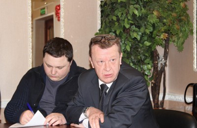 Депутат муниципального округа Донской Владимир Милькин (справа)