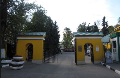 Главные ворота на Даниловском некрополе