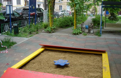 На площадку на Варшавском шоссе завезли песок высшего качества