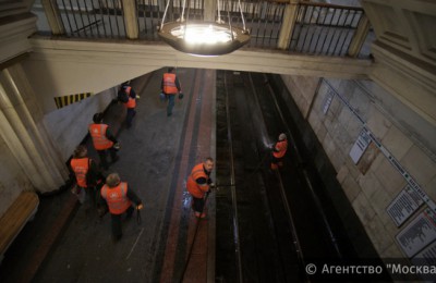 Ремонтные работы на одной из станций метро в Москве
