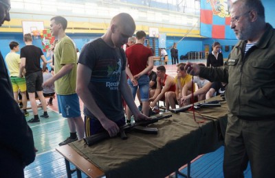 В том числе студенты собирали и разбирали автомат Калашникова