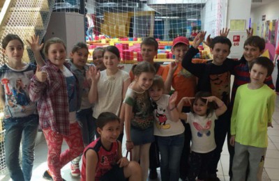 Дети Донского района во время посещения батутного парка