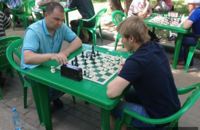 Шахматные столы уже разместили на некоторых бульварах и в скверах Москвы