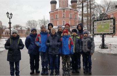 Ребята на экскурсии в Донском монастыре