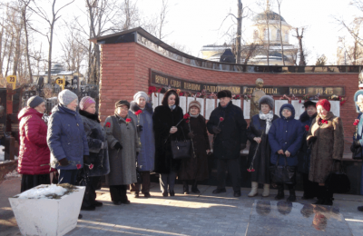 Участники митинга на Даниловском кладбище