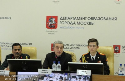 Замруководителя Департамента образования Игорь Павлов (в центре)