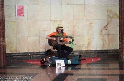Артист на площадке проекта "Музыка в метро"