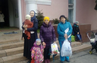 Многодетным семьям оказали материальную помощь в Донском монастыре