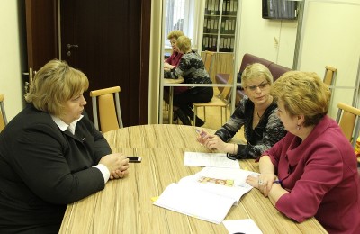 Глава (МО) Донской Татьяна Кабанова (справа) на приеме жителей