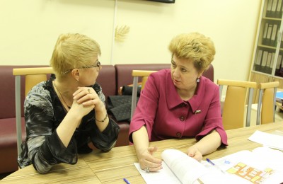 Глава МО Донской Татьяна Кабанова (справа) на приеме жителей