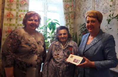 Глава муниципального округа Татьяна Кабанова (справа) поздравила ветеранов