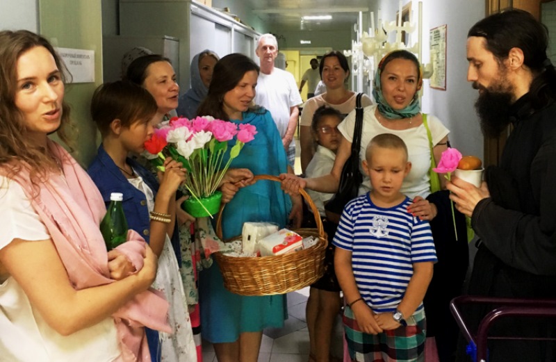 Прихожане Донского монастыря посетили больницу Святителя Алексея