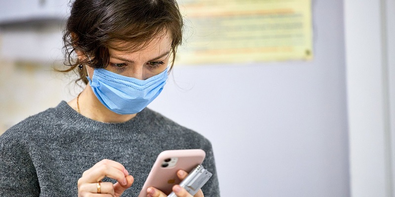 медицинская маска коронавирус самоизоляция смартфон соиальный мониторинг