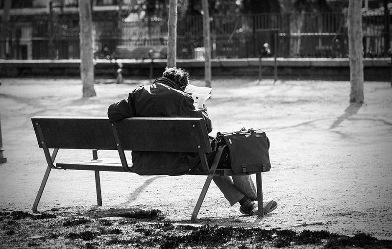 бездомые помощи мужчина на скамейке