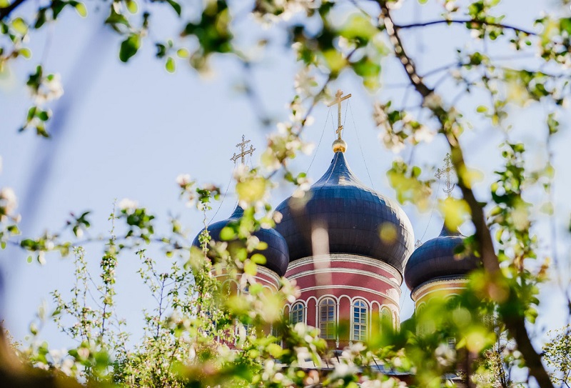 Монастырь в цветах