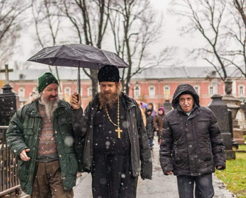 волонтеры-донского-монастыря-иеромонах-косма-вк