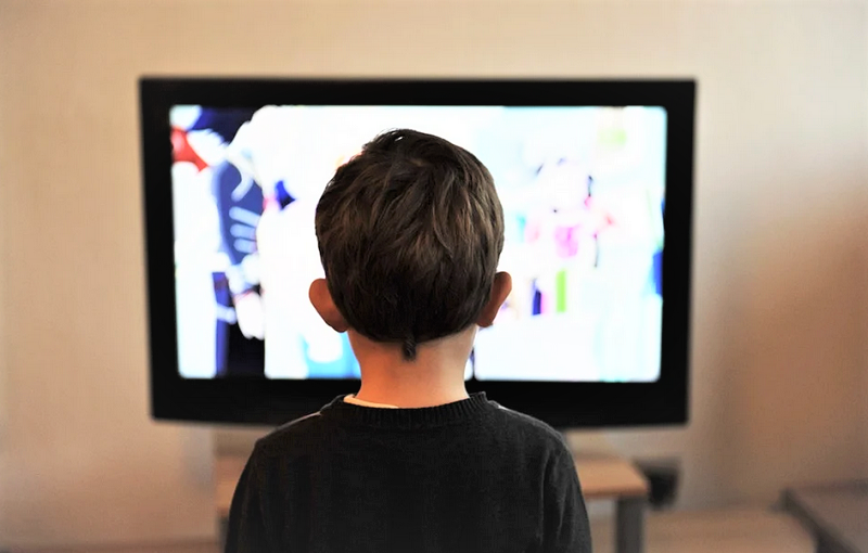 ребенок-телевизор-мультики-пикс