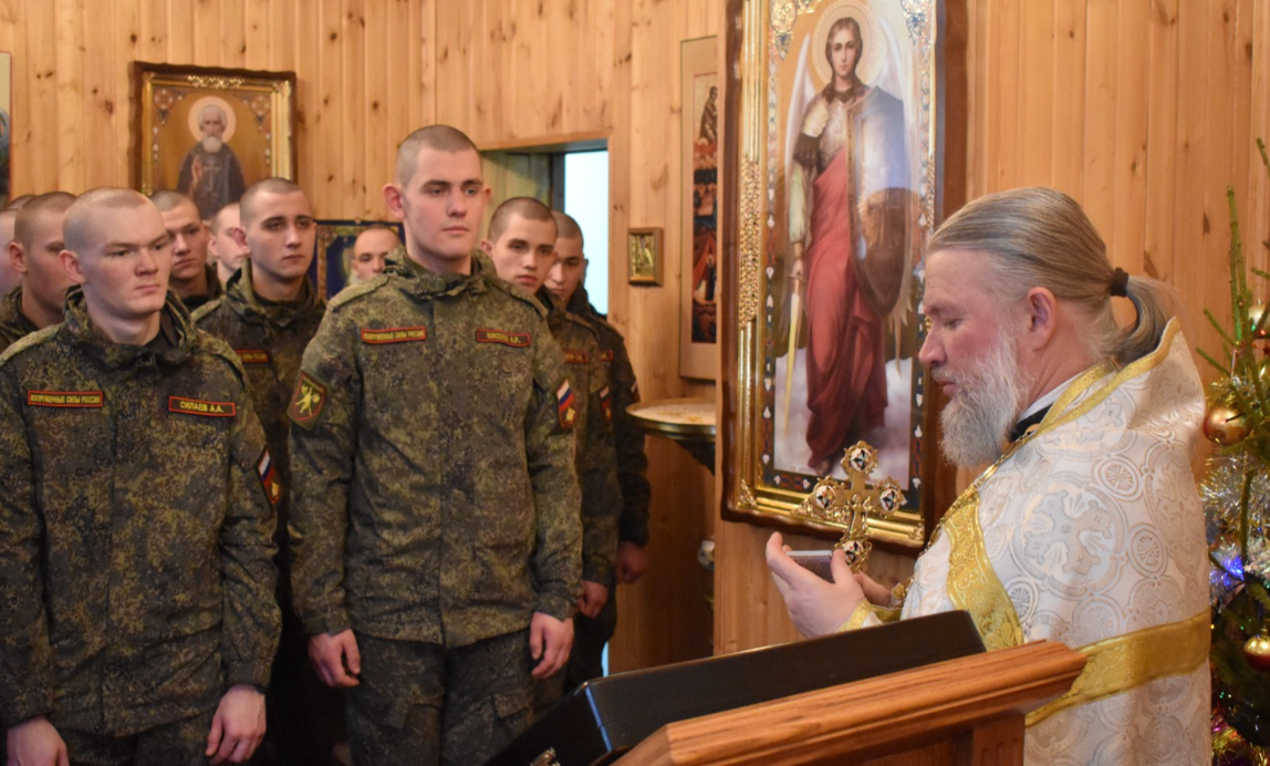 Клирик Донского монастыря совершил Божественную литургию в полку. Фото: сайт Донского монастыря