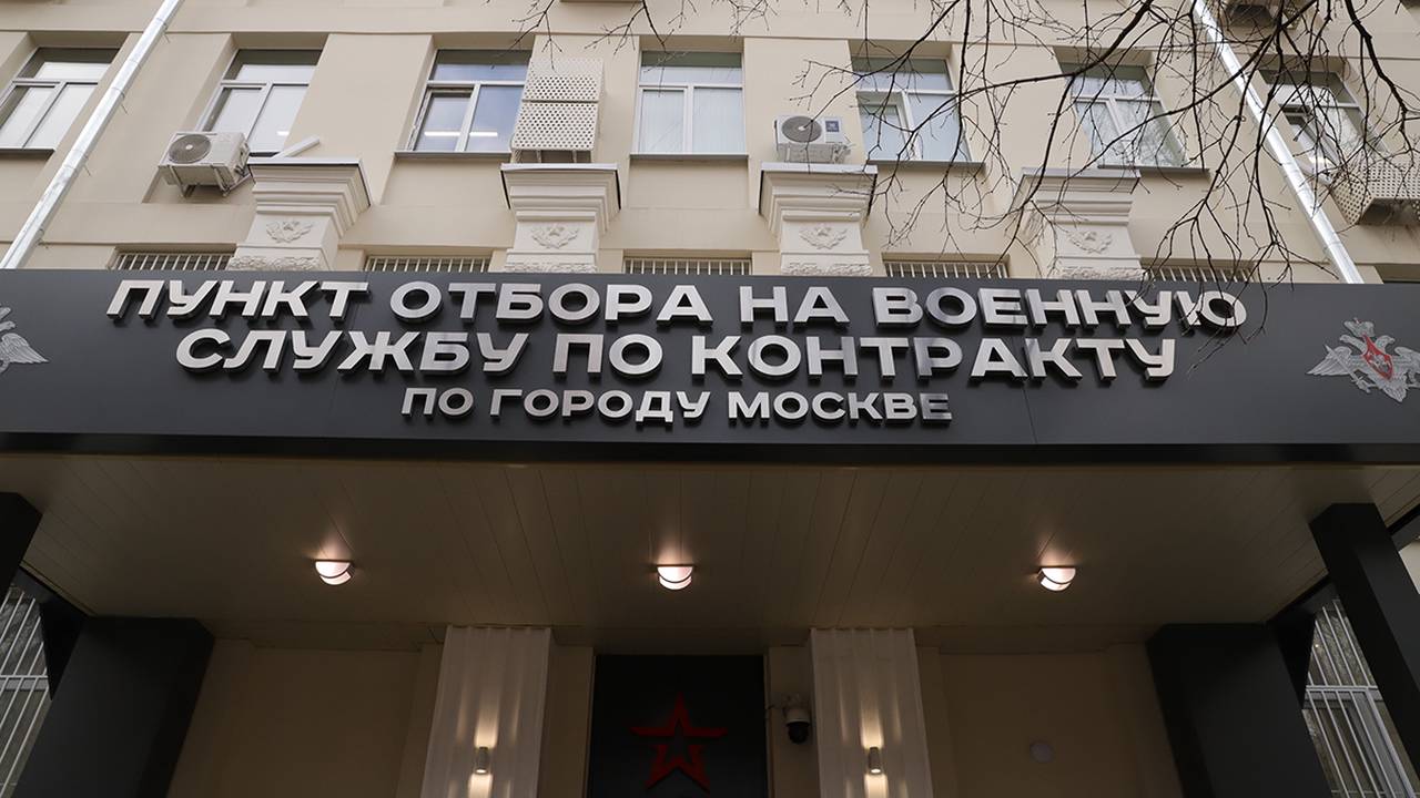 Музыкант Родион Газманов посетил Единый пункт отбора на военную службу в Москве. Фото: Анатолий Цымбалюк, «Вечерняя Москва»