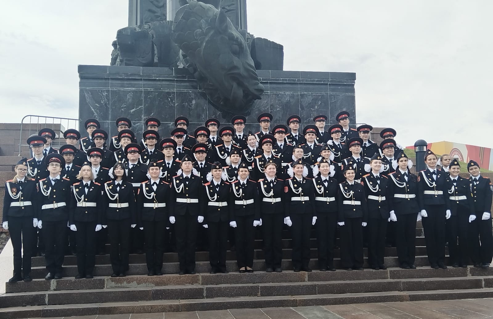 Ученики школы №630 выступили на Параде Кадетского движения Москвы «Не прервётся связь поколений». Фото: страница школы № 630 имени Дважды Героя Советского Союза Григория Кравченко в социальных сетях