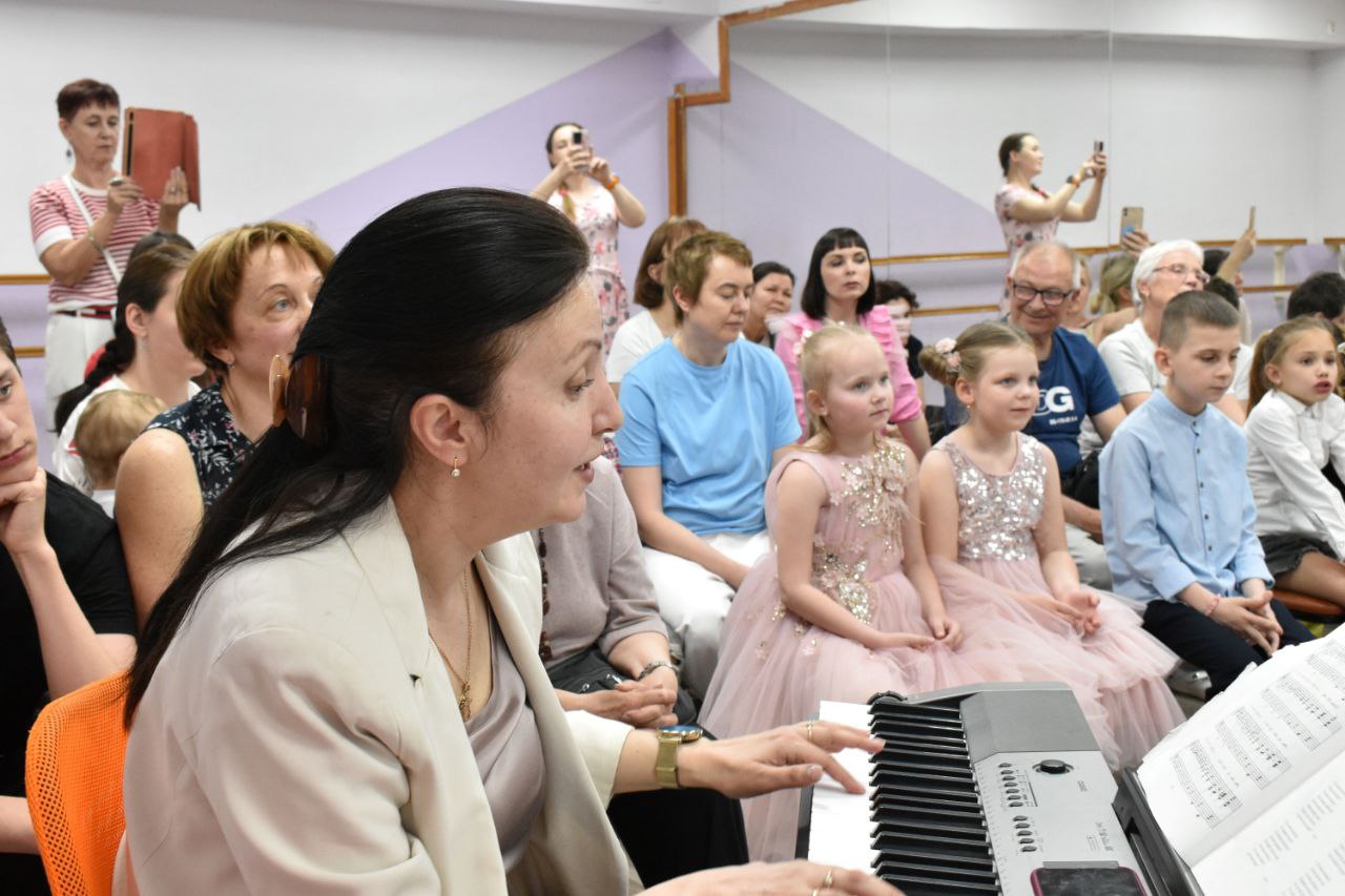 «Звонкие голоса»: сотрудники ЦДКиС «ЮГ» провели музыкальное мероприятие. Фото: Telegram-канал ЦДКиС «ЮГ»
