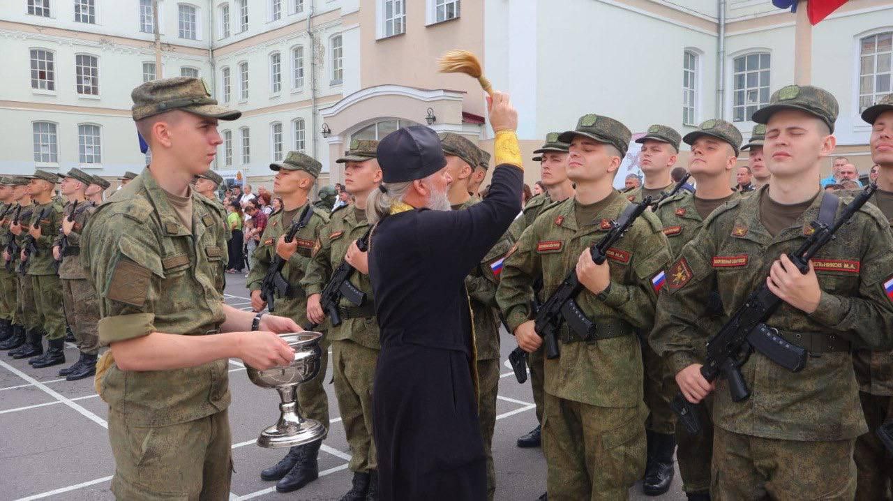 Протоиерей Донского монастыря поздравил новобранцев Семеновского полка. Фото: официальный сайт Донского монастыря