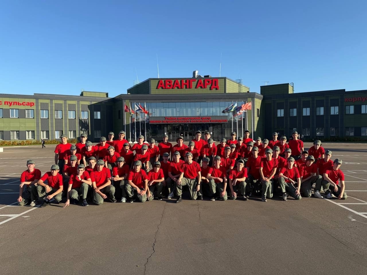 Ученики Бауманской инженерной школы №1580 принимают участие в военно-спортивных сборах. Фото: страница Бауманской инженерной школы №1580 в социальных сетях