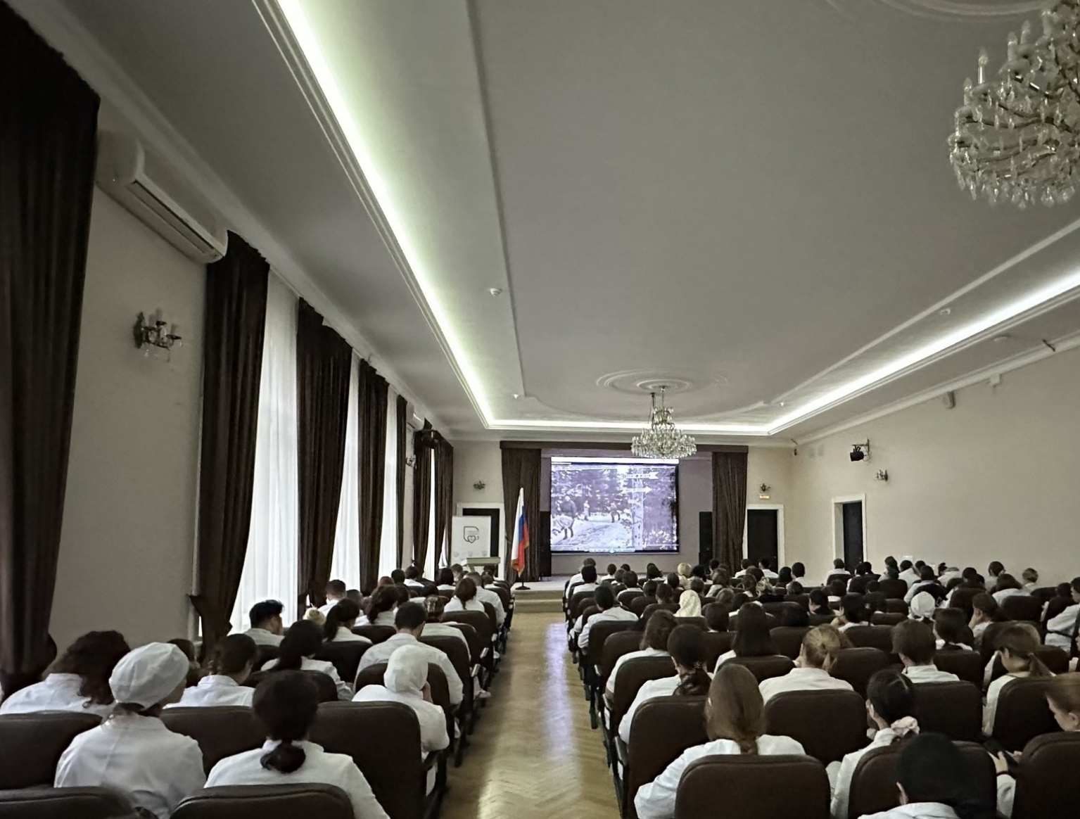 Показ документального фильма о врачах состоялся в Медицинском колледже №1. Фото: страница Медицинского колледжа №1 в социальных сетях