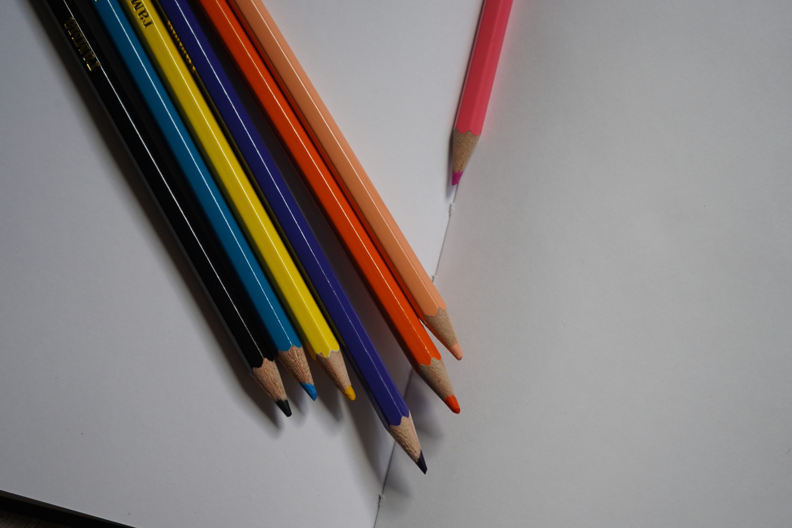 Представители библиотеки №161 организуют мастер-класс для детей. Фото: Анна Быкова, «Вечерняя Москва»