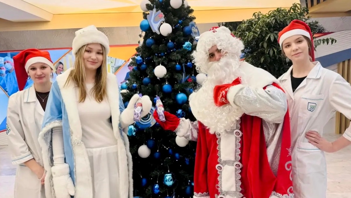 Студенты Медицинского колледжа №1 приняли участие в акции «Российский детский Дед Мороз». Фото: страница Медицинского колледжа №1 в социальных сетях