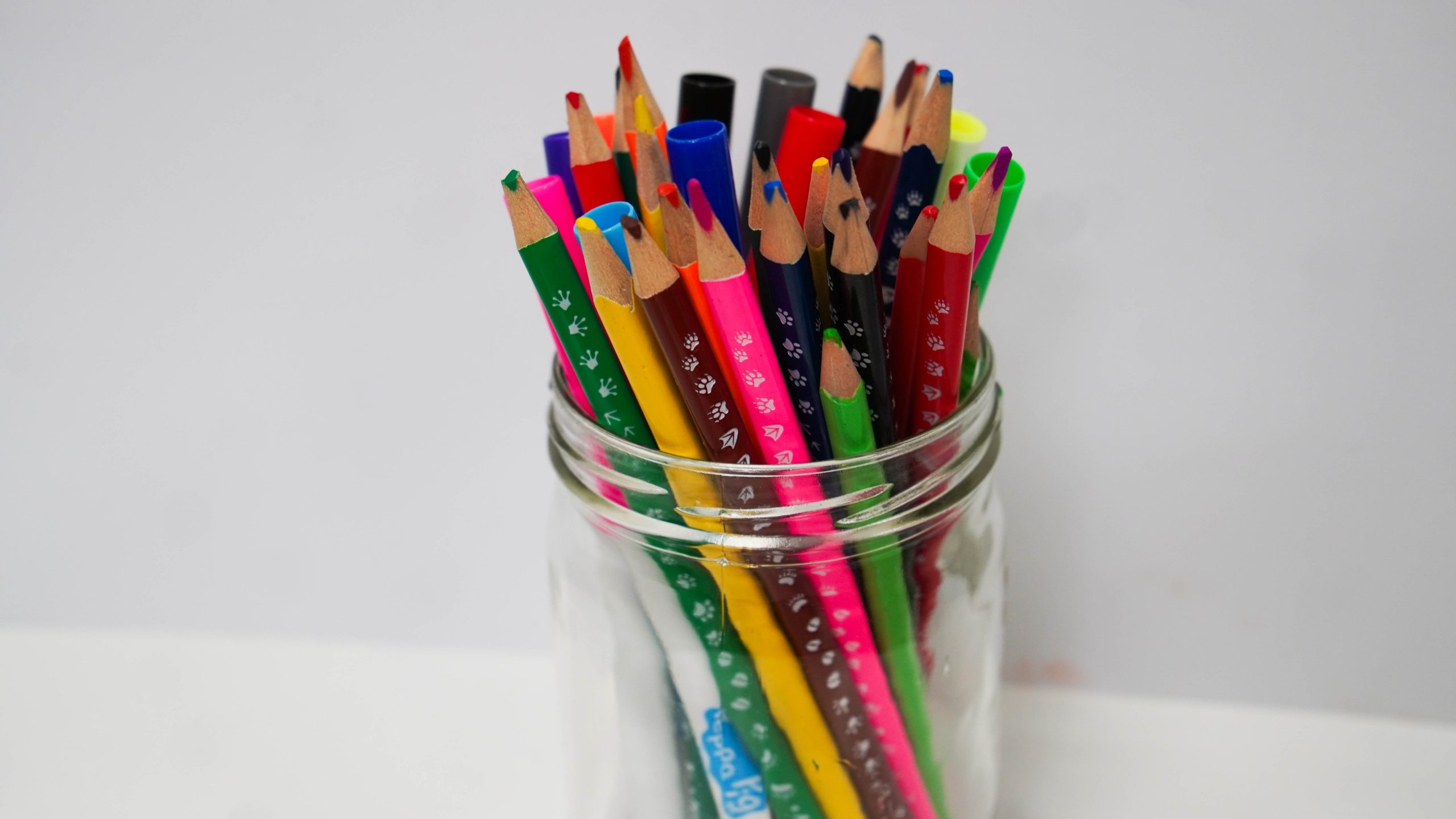 Сотрудники библиотеки №161 организуют новогодний мастер-класс. Фото: Ксения Догонашева, «Вечерняя Москва»