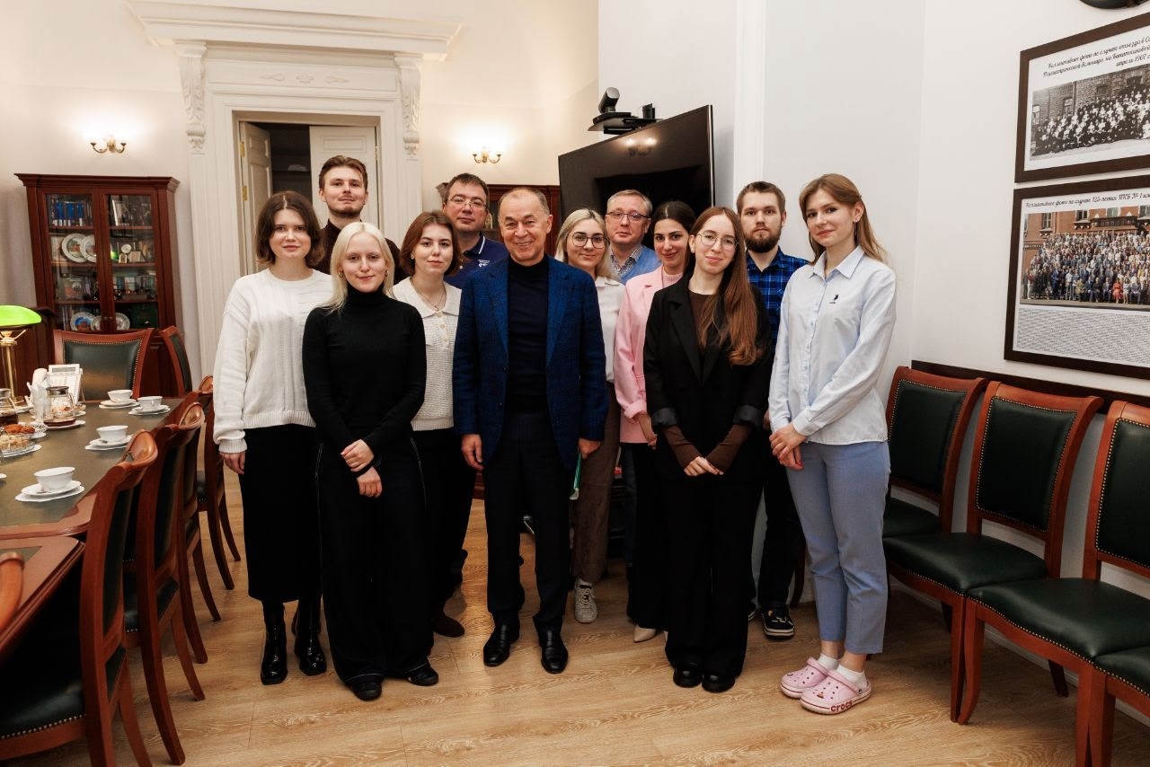 Главврач ПКБ №1 имени Николая Алексеева провел деловой завтрак с ординаторами. Фото: страница ПКБ №1 имени Николая Алексеева в социальных сетях