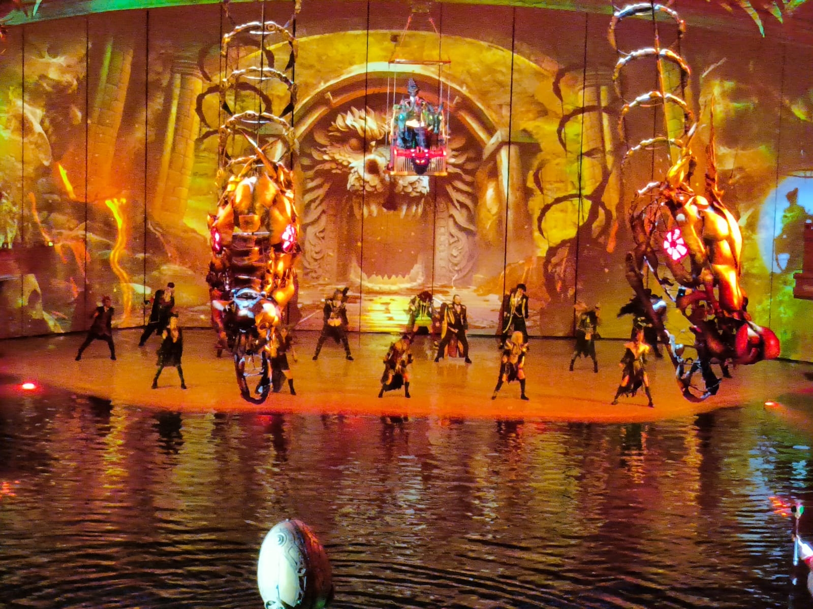 Ученики школы №630 присоединились к шоу «Кащей» на территории ВДНХ. Фото: официальная страница школы №630 в социальных сетях