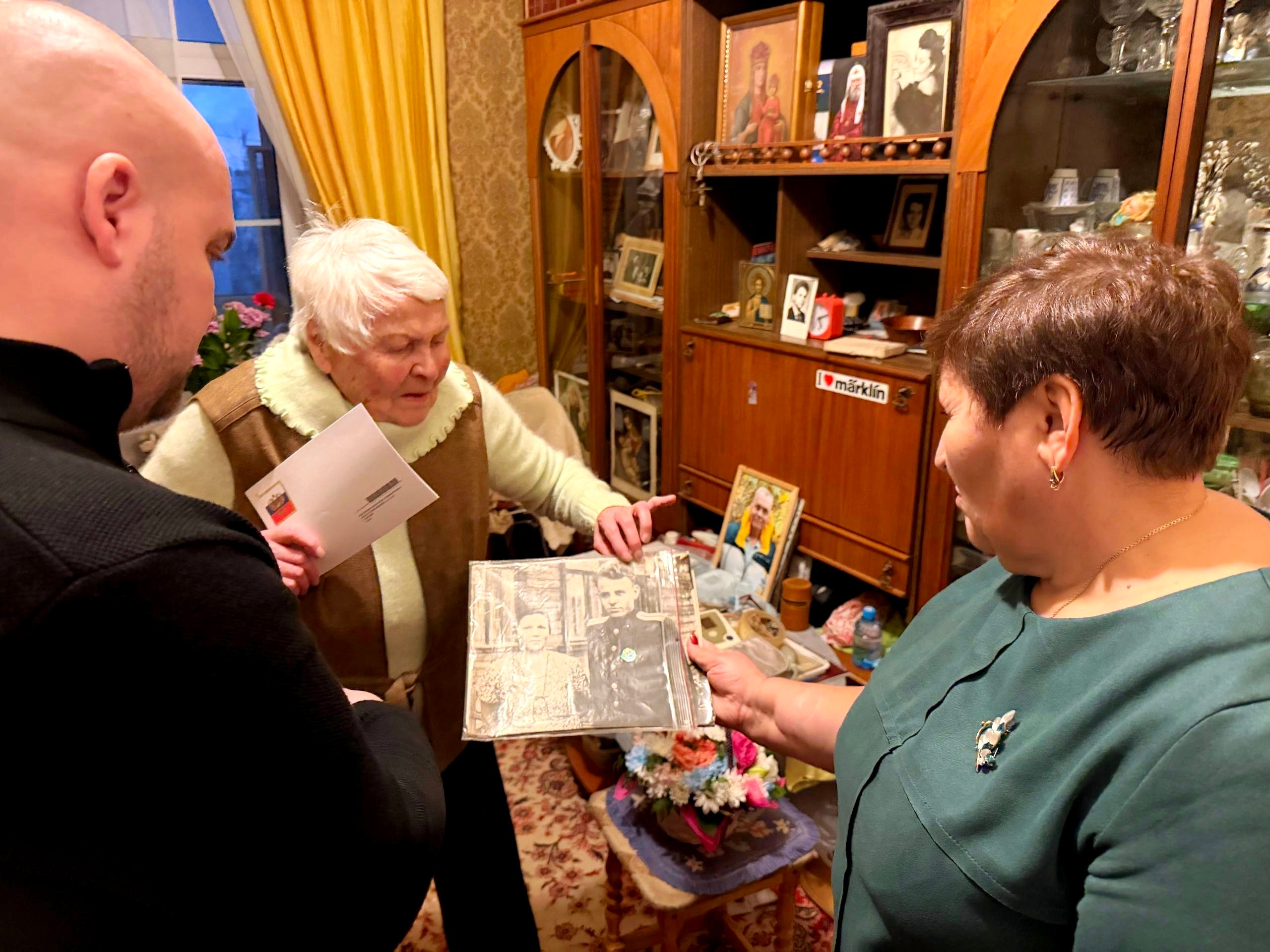 Ветерану Великой Отечественной войны из Донского района вручили личное поздравление от Президента РФ Владимира Путина. Фото: официальная страница управы Донского района в социальных сетях