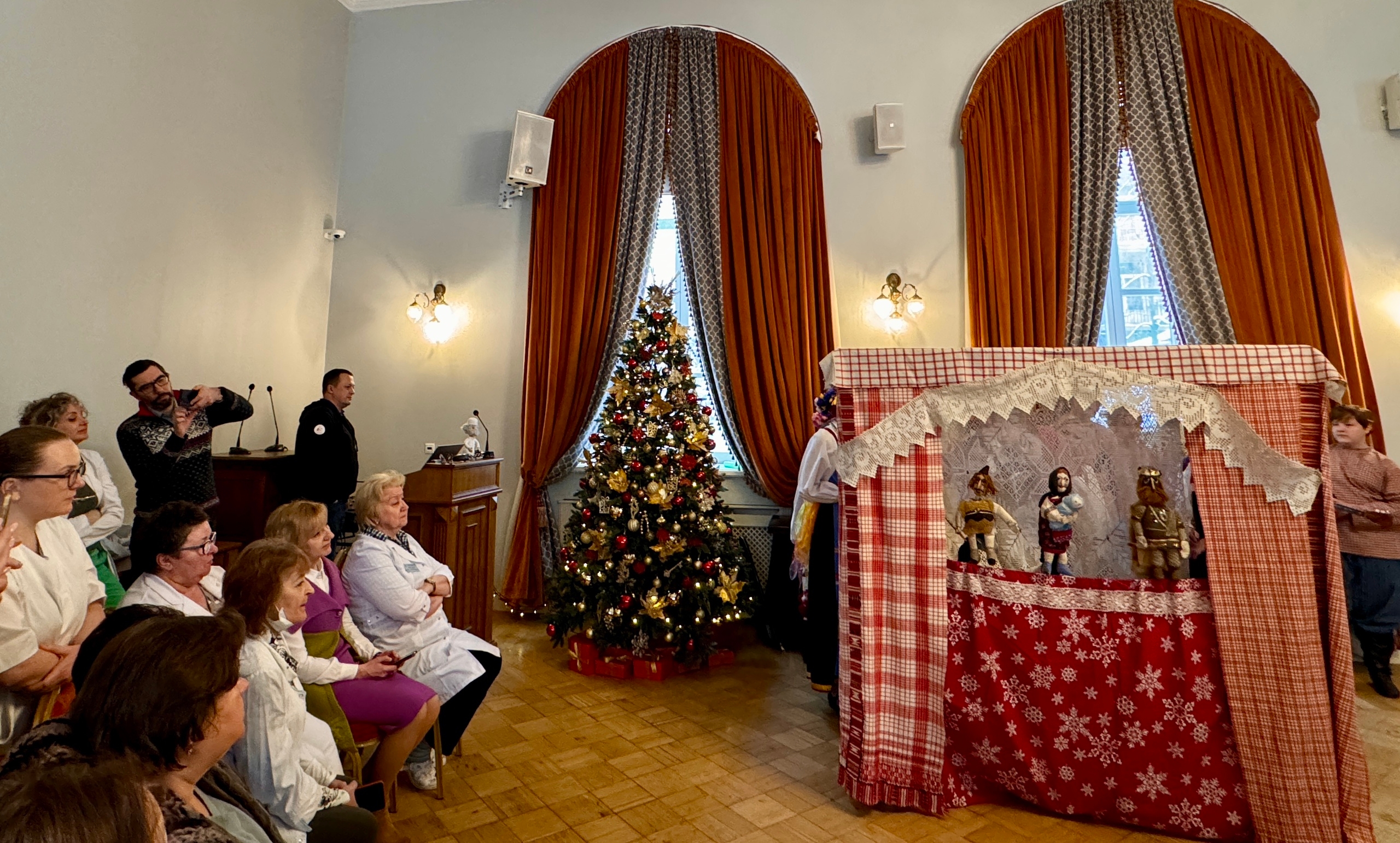 Члены фольклорного ансамбля «Веретенце» организовали выступление в Больнице Святителя Алексия. Фото: официальная страница Больницы Святителя Алексия в социальных сетях