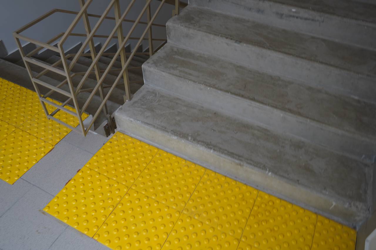 Ольга Конюхова провела обход домов на улицах Стасовой и Малой Калужской. Фото: Анна Быкова, «Вечерняя Москва»